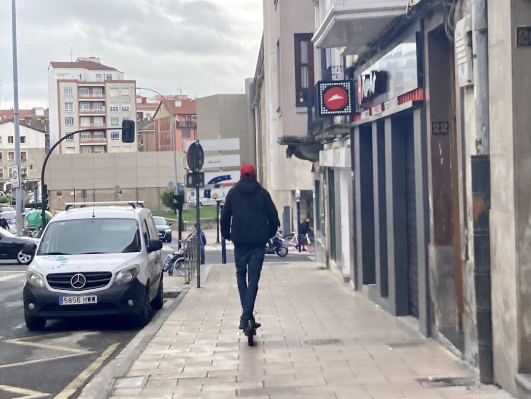 Los vehículos de movilidad personal (VMP), entre los que se encuentra el patinete eléctrico, no pueden circular por la acera