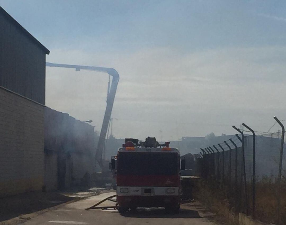Imagen de los bomberos sofocando las llamas originadas en una nave abandonada del Polígono Industrial de Manzanares 