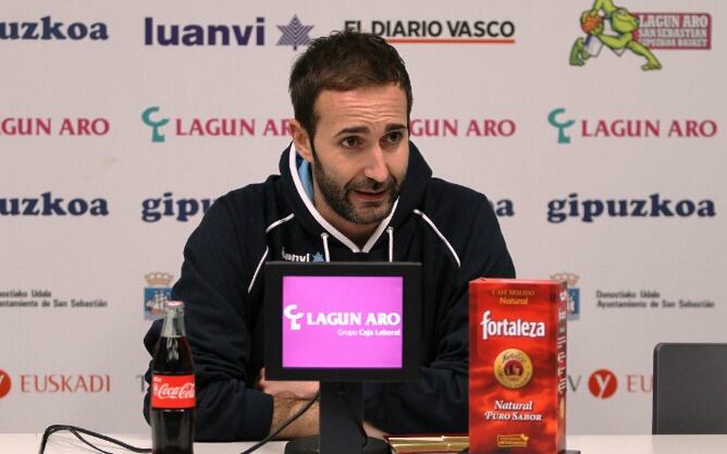 Sito Alonso durante una rueda de prensa en Illunbe.