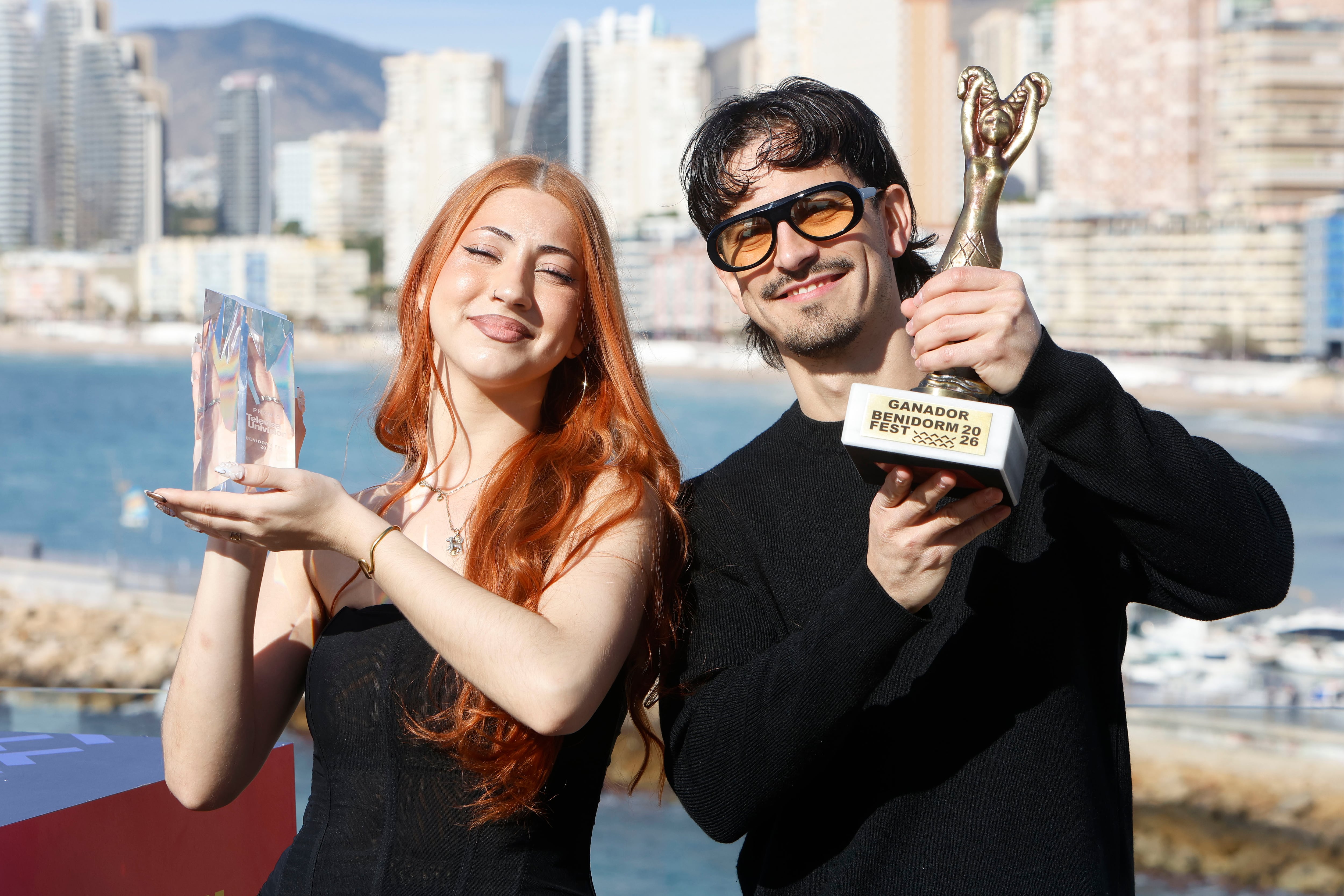 BENIDORM (COMUNIDAD VALENCIANA), 15/02/2026.- Los artistas Tony Grox y LucyCayls posan con los trofeos de Univisión y del Benidorm Fest 2026 ganados en la final del festival Benidorm Fest celebrado ayer. EFE/Morell