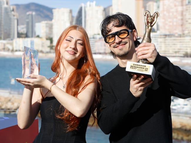 BENIDORM (COMUNIDAD VALENCIANA), 15/02/2026.- Los artistas Tony Grox y LucyCayls posan con los trofeos de Univisión y del Benidorm Fest 2026 ganados en la final del festival Benidorm Fest celebrado ayer. EFE/Morell