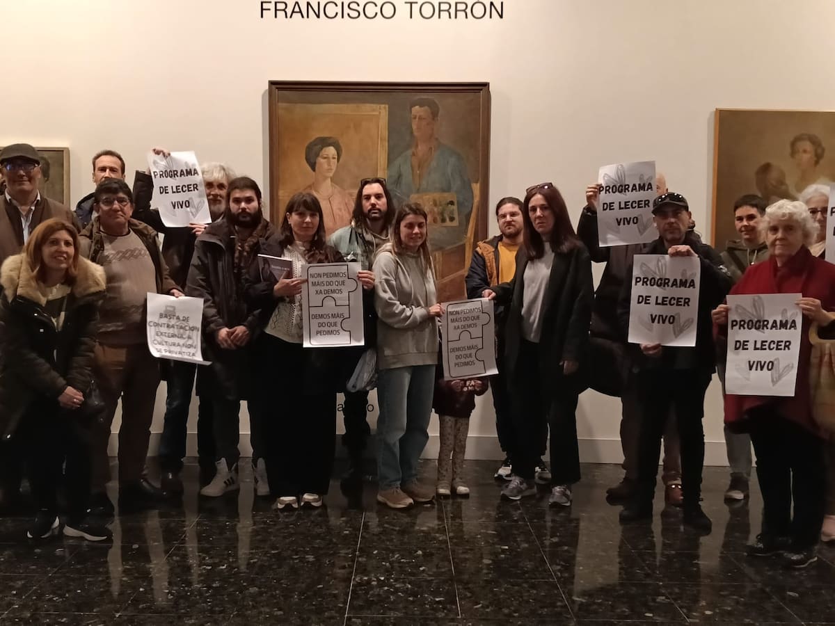 Los trabajadores del programa Lecer se encierran en el Concello de A Coruña para exigir la reanudación del servicio