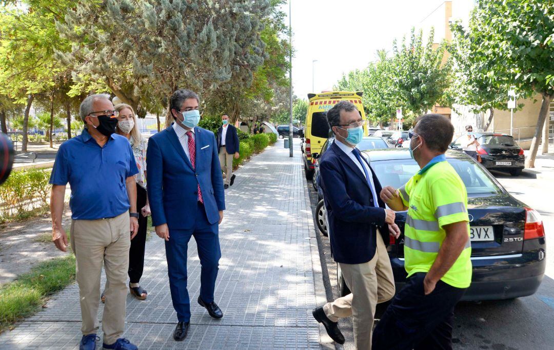El alcalde Ballesta, acompañado de los concejales Felipe Coello y Jesús Pacheco, saluda a un ciudadano en una visita al barrio de San Andrés
