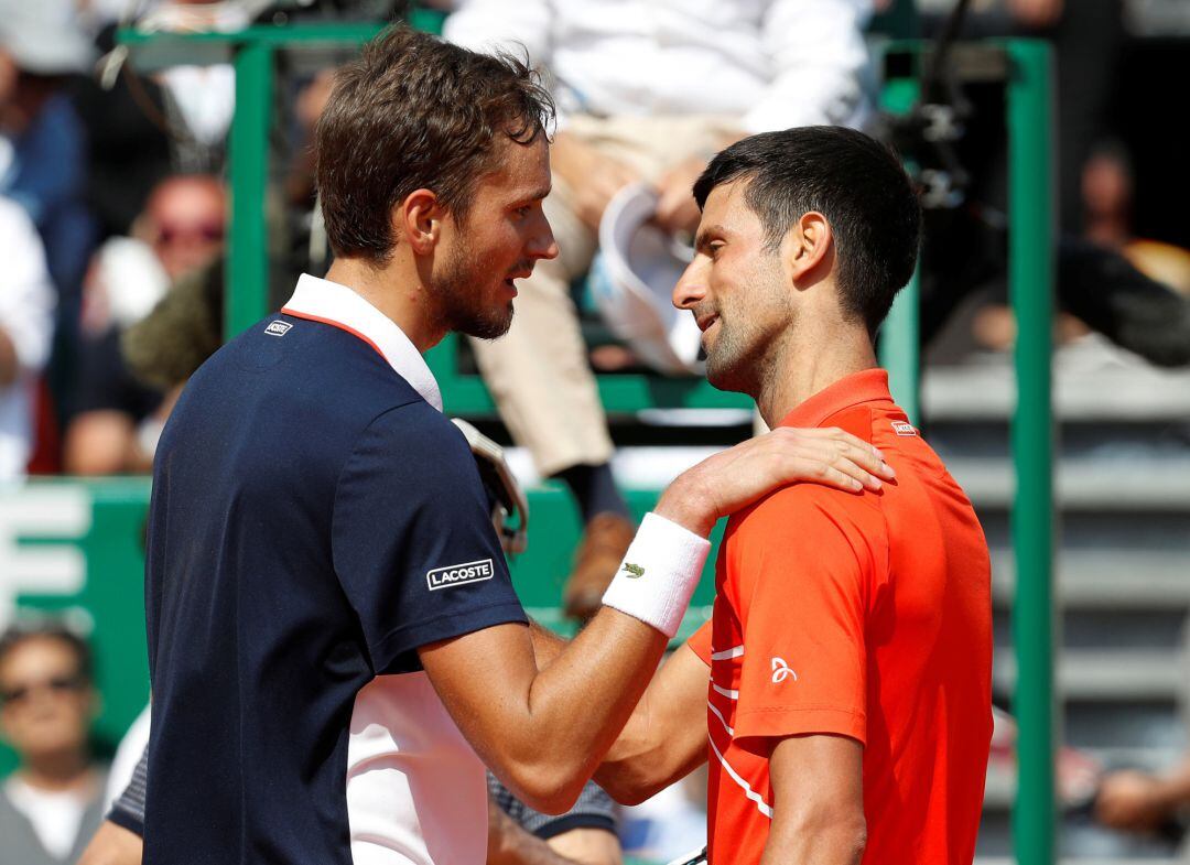 Daniil Medvedev saluda a Djokovic tras derrotarle en Montecarlo.