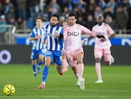 Disputa de balón durante el Deportivo Alavés-Real Oviedo