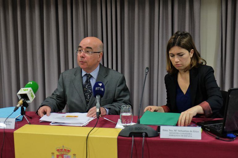 Manuel Montobbio en el decurs de la presentació dels actes culturals amb motiu dels centenaris de Cervantes i Ramon Llull. L'ambaixador ha assegurat que Espanya defensarà el manteniment de l'acord duaner per a Andorra.