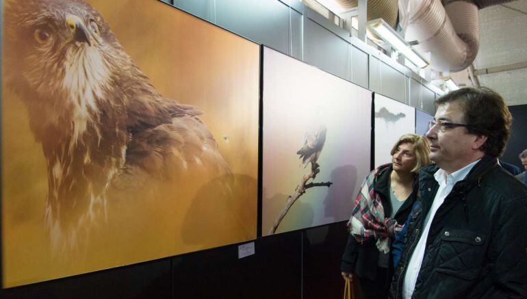 Guillermo Fernando Vara observa la fotografá de un águila, con la alcaldesa Anna Serrano