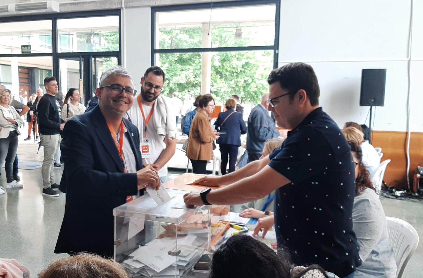 Josep Llácer depositando su voto el 28 M.