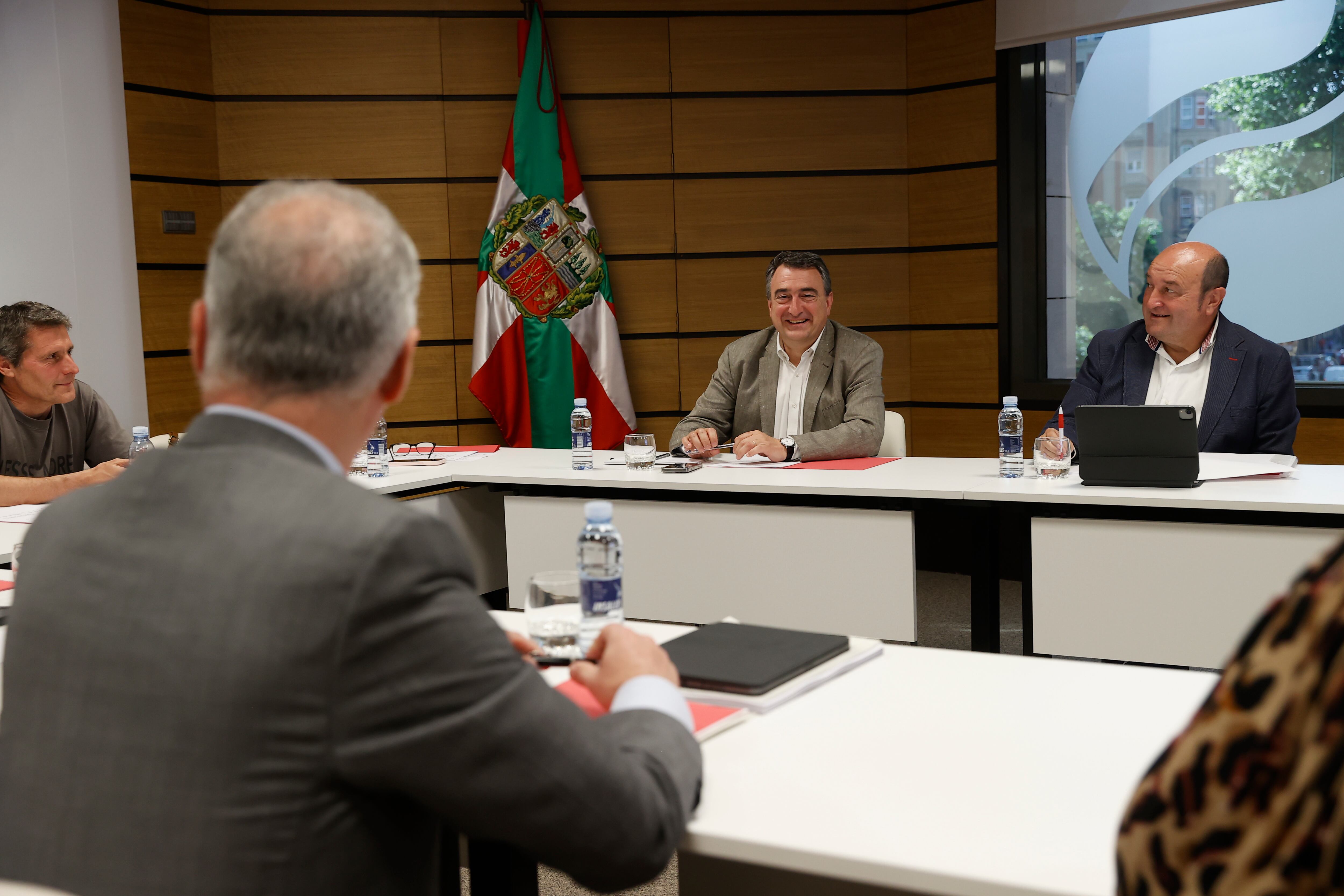 GRAFCAV8864. BILBAO, 29/05/2023.- El Euskadi Buru Batzar, el comité ejecutivo nacional del PNV, se ha reunido este lunes en Bilbao, presidido por el lehendakari Iñigo Urkullu y el presidente de la formación, Andoni Ortuzar, para analizar los resultados de las elecciones celebradas el pasado domingo. EFE/Miguel Toña
