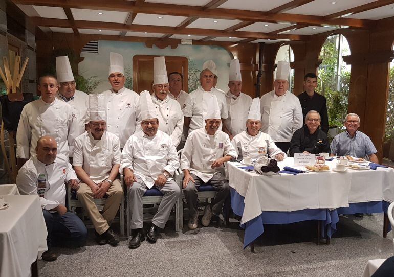 Integrantes de la Asociación de Cocineros de Segovia celebrando a su patrón con un desayuno de hermandad dentro de los actos de la festividad de San Lorenzo