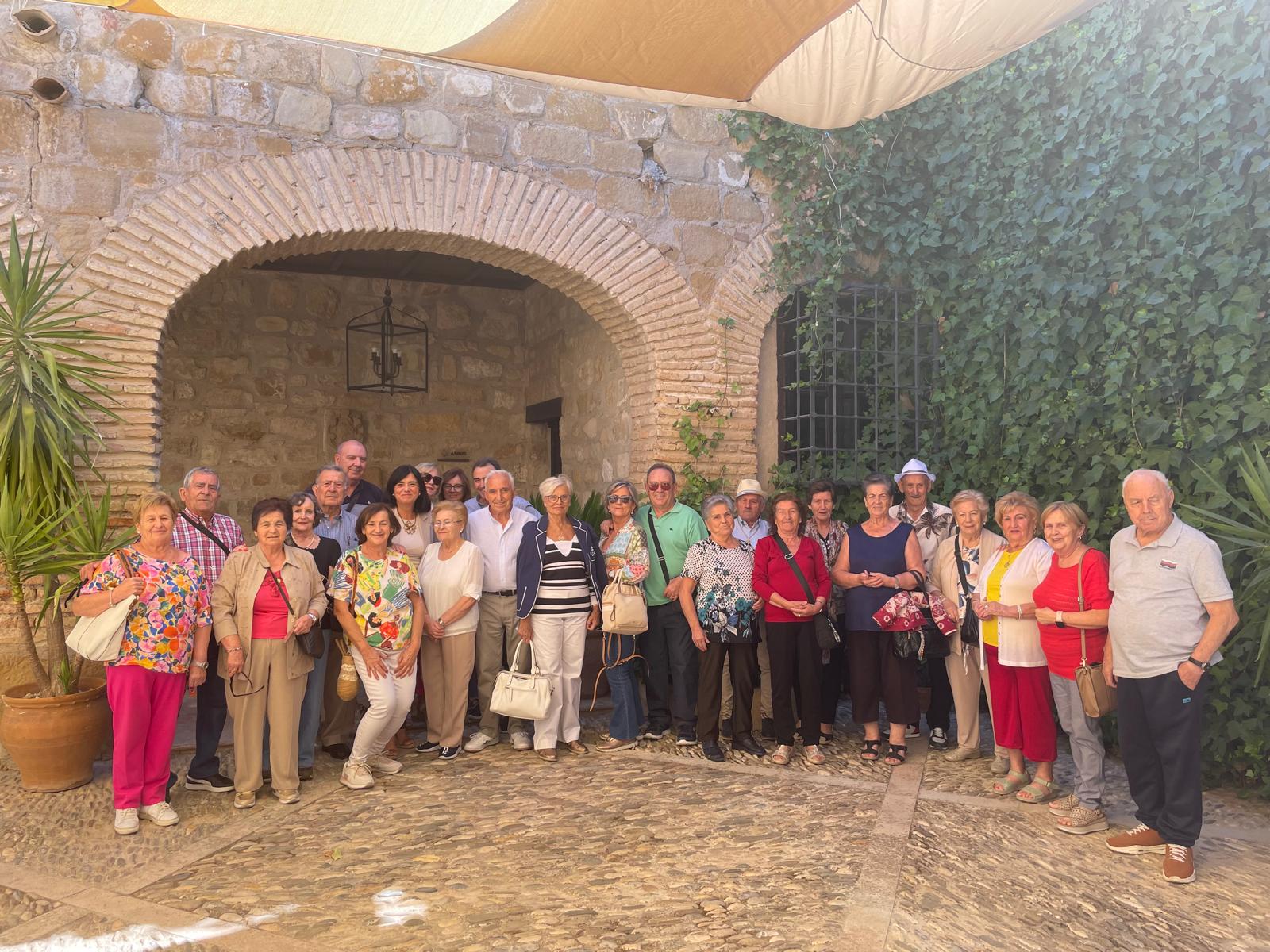 Grupo de Turismo Seniors + 65 de Sierra Magina, en la recepción por la vicepresidenta de la Diputación Provincial de Jaén