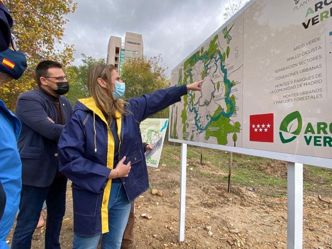 Paloma Martín (d), consejera de Medio Ambiente, Ordenación del Territorio y Sostenibilidad en funciones de la Comunidad de Madrid, durante uno de los actos de presentación del &#039;Arco Verde&#039;.