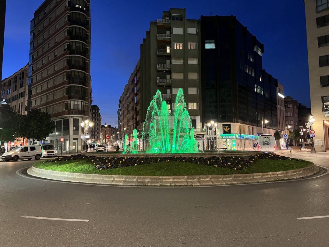 La fuente de Lazúrtegui se ilumina de verde para visibilizar la enfermedad de Pertes