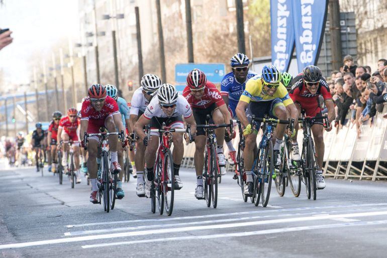 GRA267. VITORIA (ÁLAVA), 07/04/2015.- El ciclista italiano Fabio Felline (2i), del Trek Factory, gana al esprint en la segunda etapa de la 55 Vuelta al País Vasco (España), una jornada de 175,4 kilómetros con salida en Bilbao, llegada en Vitoria y seis altos puntuables. El australiano Michael Matthews (Orica GreenEdge) se mantiene como líder de la prueba. EFE/Adrián Ruiz De Hierro