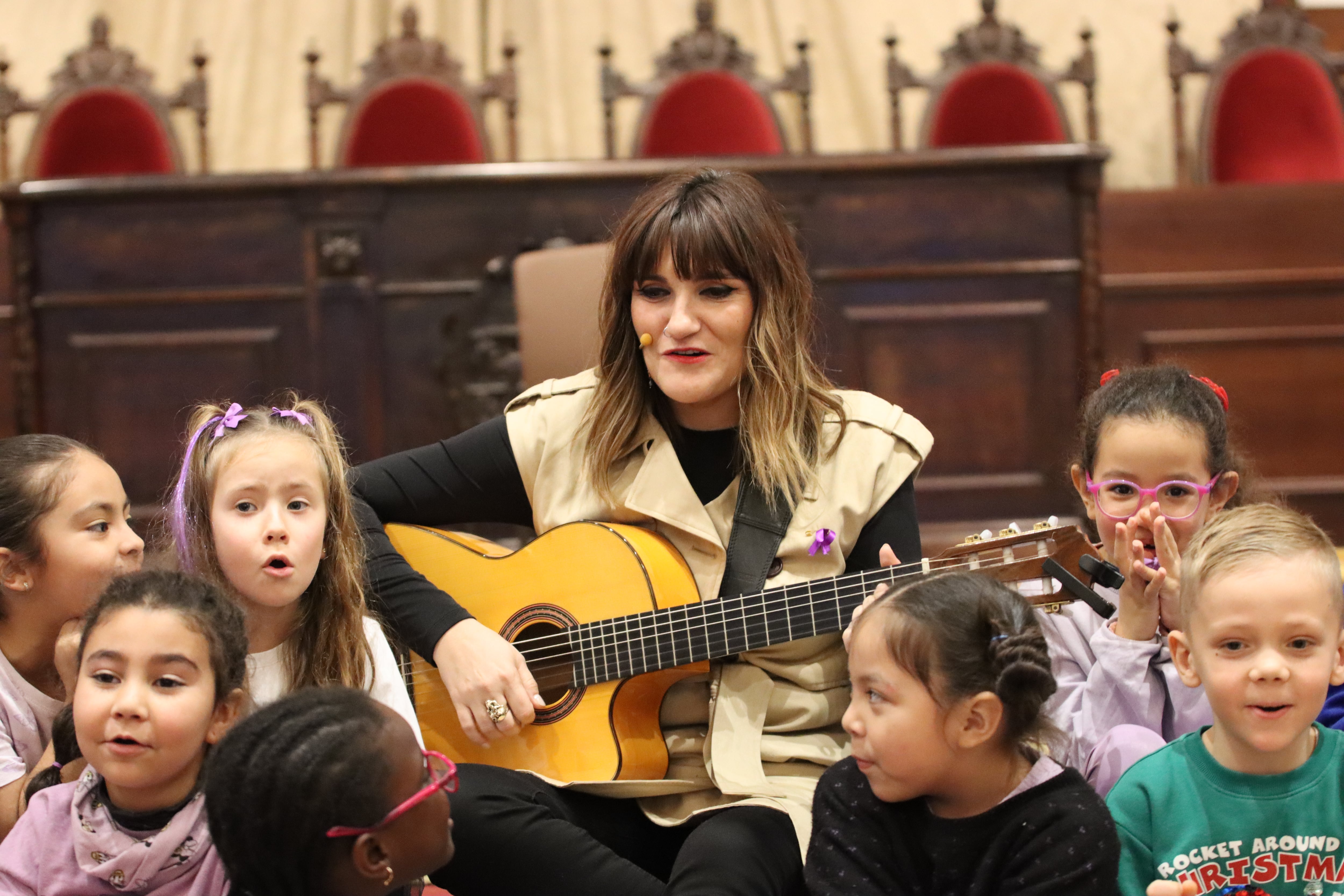 Rozalén interpreta &#039;La Puerta Violeta&#039; junto a un grupo de niños en la Universidad de Salamanca