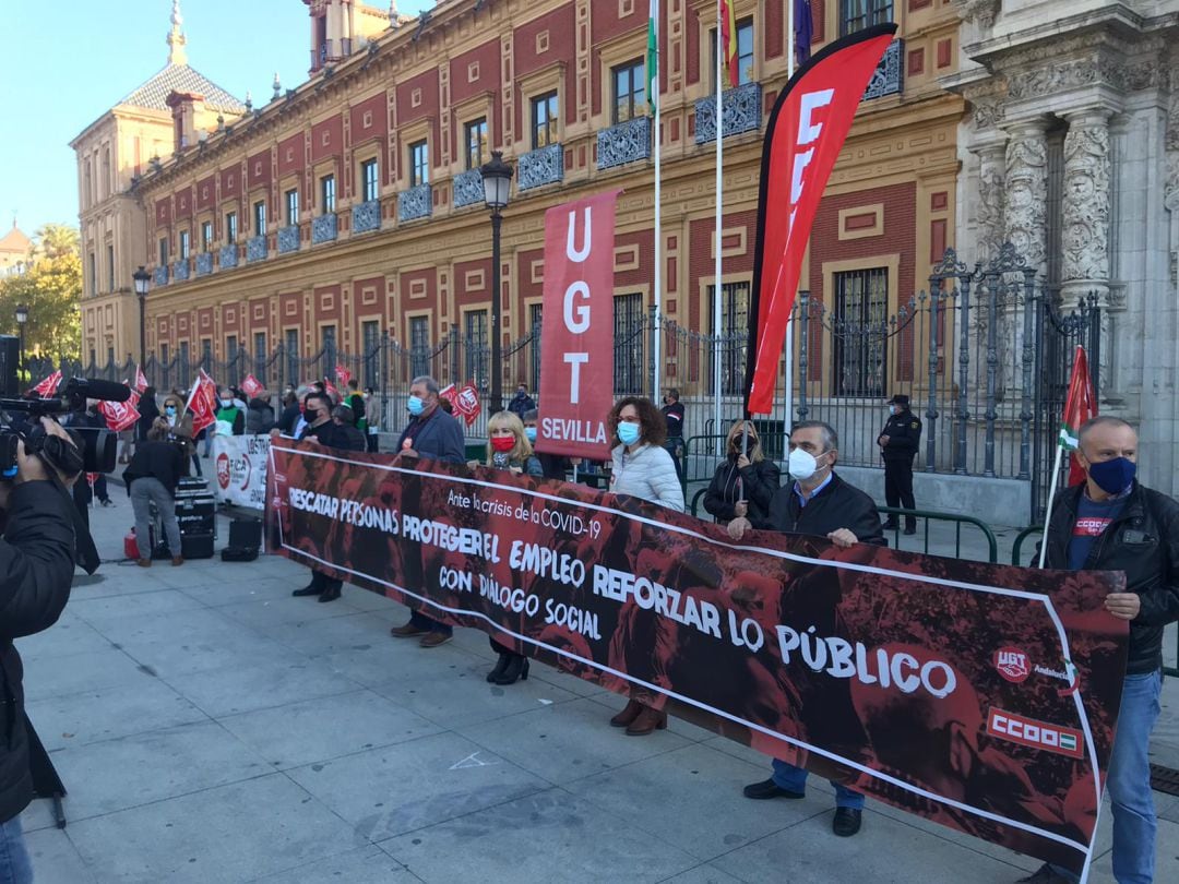 Concentración a las puertas del Palacio de San Telmo de CCOO y UGT