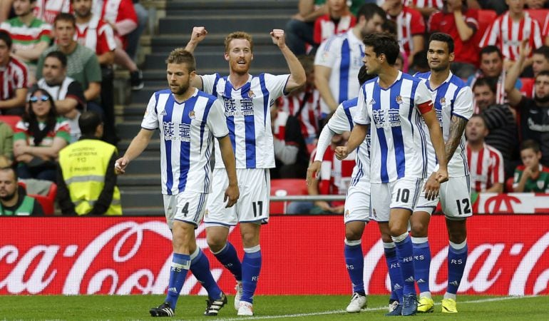 El centrocampista de la Real Sociedad David Zurutuza (2i) celebra con sus compañeros el gol marcado al Athletic Club, durante el partido de la octava jornada de liga de Primera División disputado el pasado fin de semana en el estadio de San Mamés, en Bilb