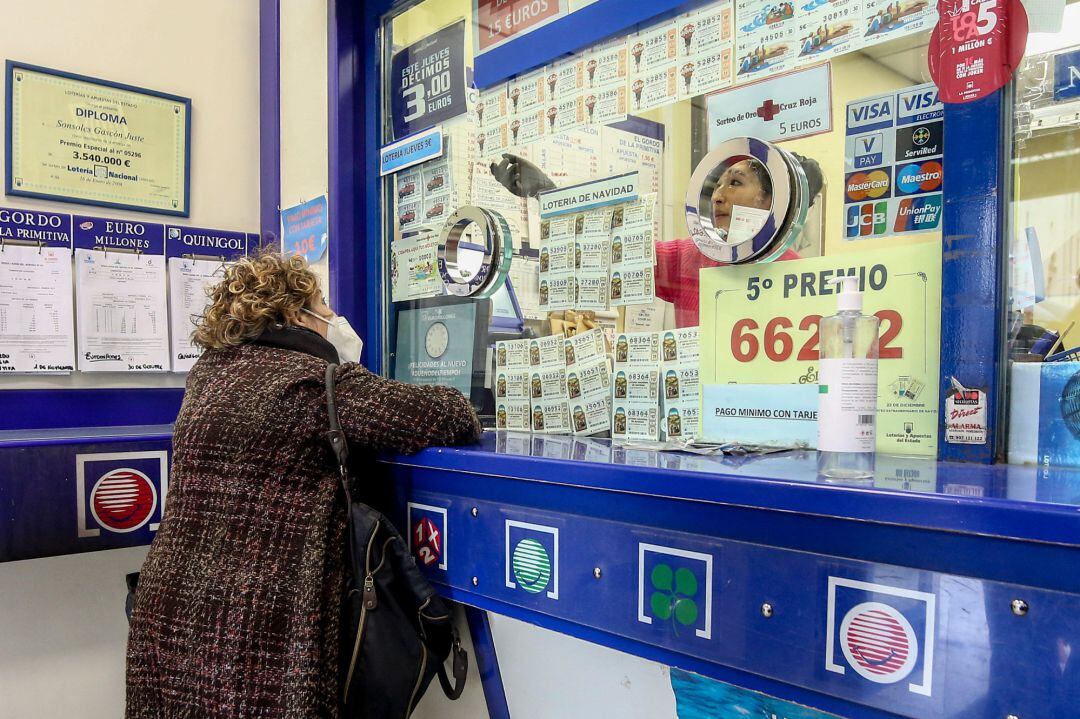 Imagen de archivo de una persona acudiendo a un despacho de lotería en un municipio de España