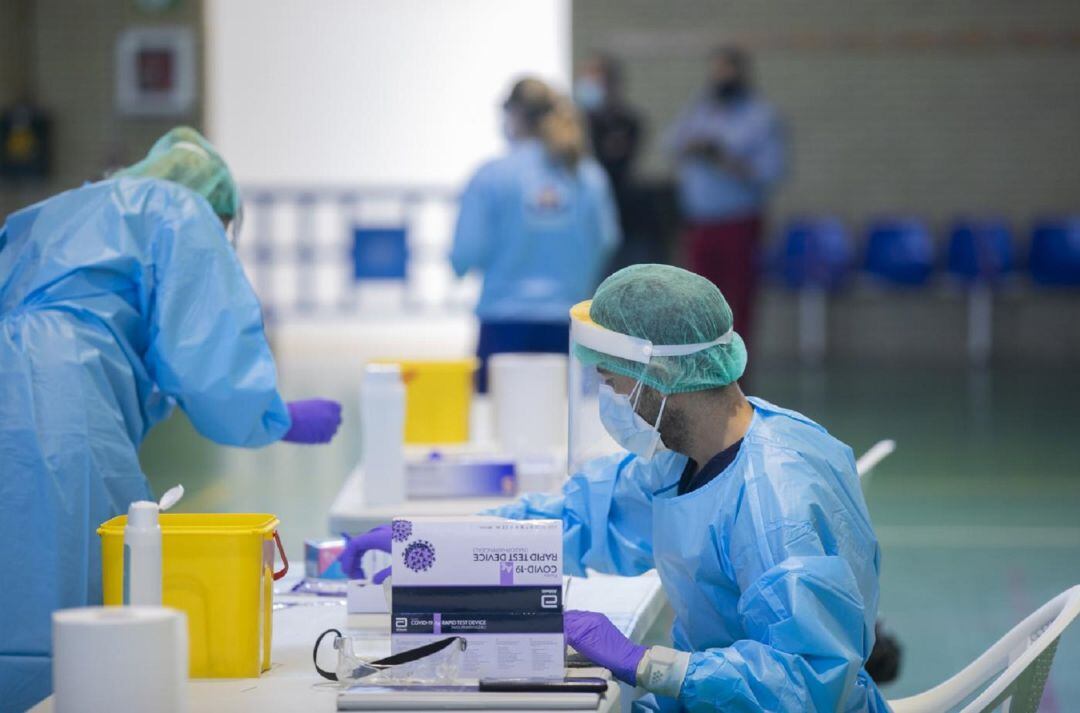 Dos sanitarios con test de Covid.