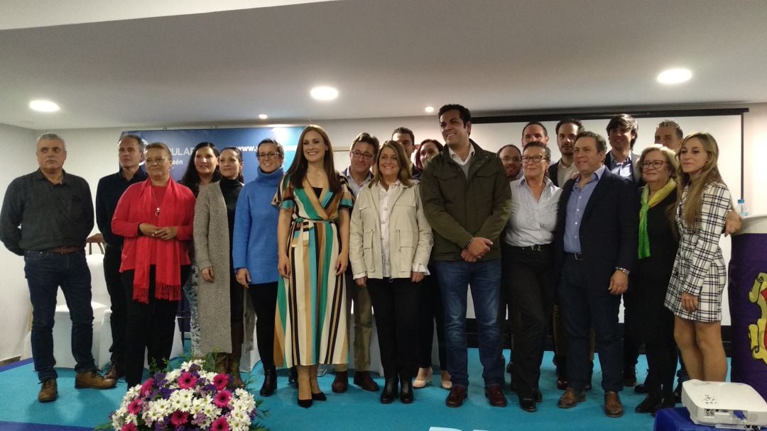 María José Lara con los integrantes de la candidatura y representantes provinciales