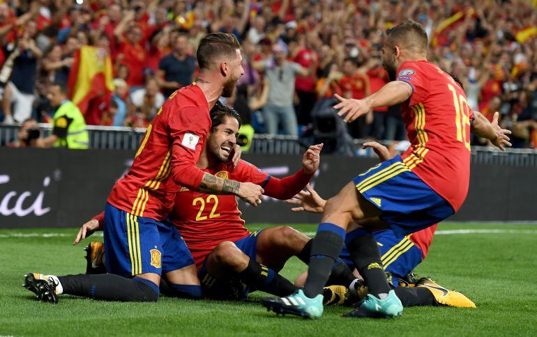 Los jugadores de España celebran un gol en el partido ante Italia del Santiago Bernabéu. 