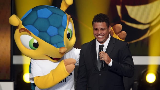 La mascota del Mundial, con Ronaldo en la última gala de entrega del Balón de Oro.