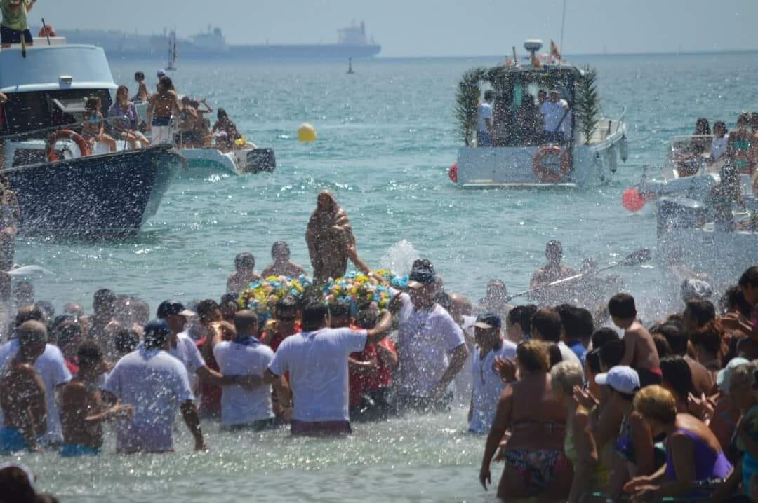 La Virgen, a su llegada a la playa de El Rinconcillo.