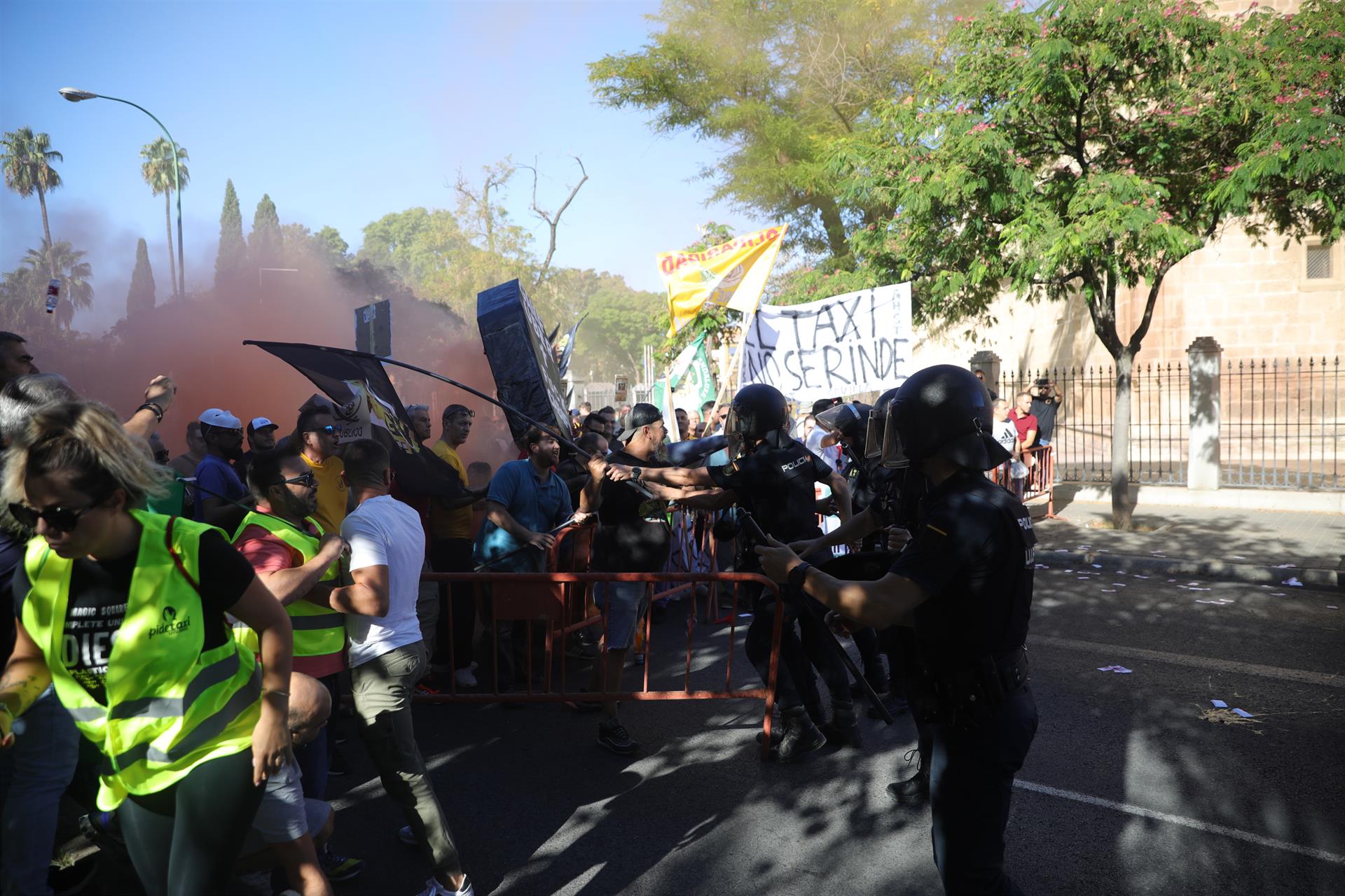 Al menos dos detenidos y carga policial en la protesta de los taxistas andaluces contra la nueva regulación para VTC. - MARÍA JOSÉ LÓPEZ/EUROPA PRESS