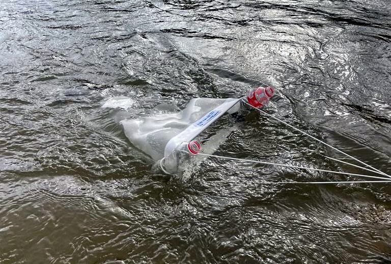 Actividad de recogida de microplásticos en el agua del río Ebro por el alumnado del IES Montes Obarenes en Miranda de Ebro (Burgos, Castilla y León)