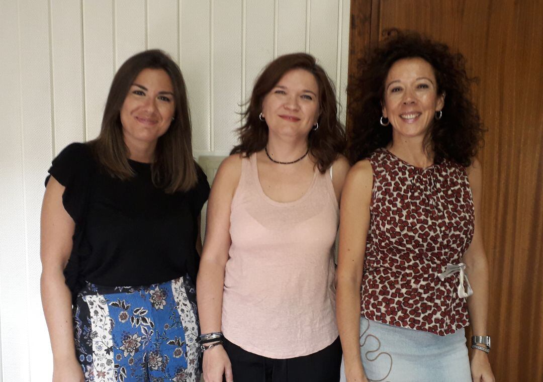 Noelia Justicia, técnico de emprendimiento de la Cámara de Linares, y las emprendedoras María Jesús Conde y Lola Ruiz.