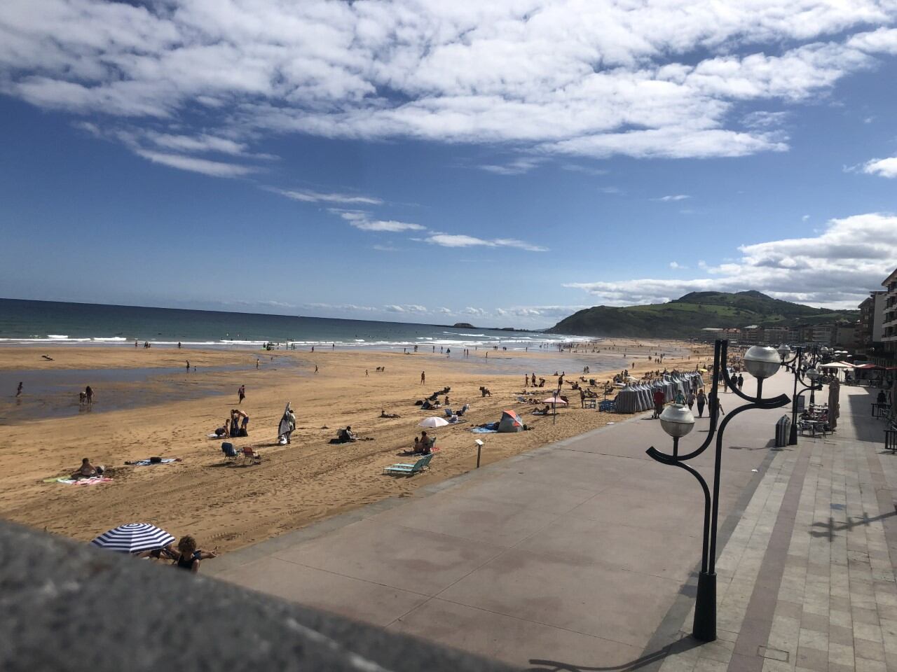 La playa de Zarautz es uno de los principales atractivos de la población guipuzcoana