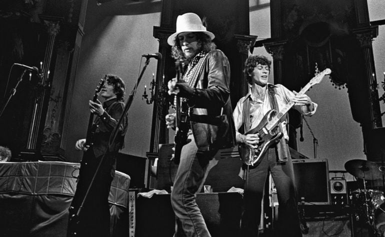 Bob Dylan junto a Danko y Robertson durante una canción del concierto