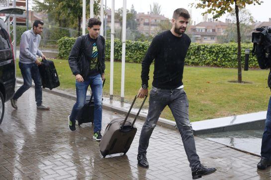 Los futbolistas Gerard Piqué, Marc Bartra y Sergio Busquets a su llegada a la concentración de la selección española de fútbol en la ciudad del fútbol de Las Rozas.