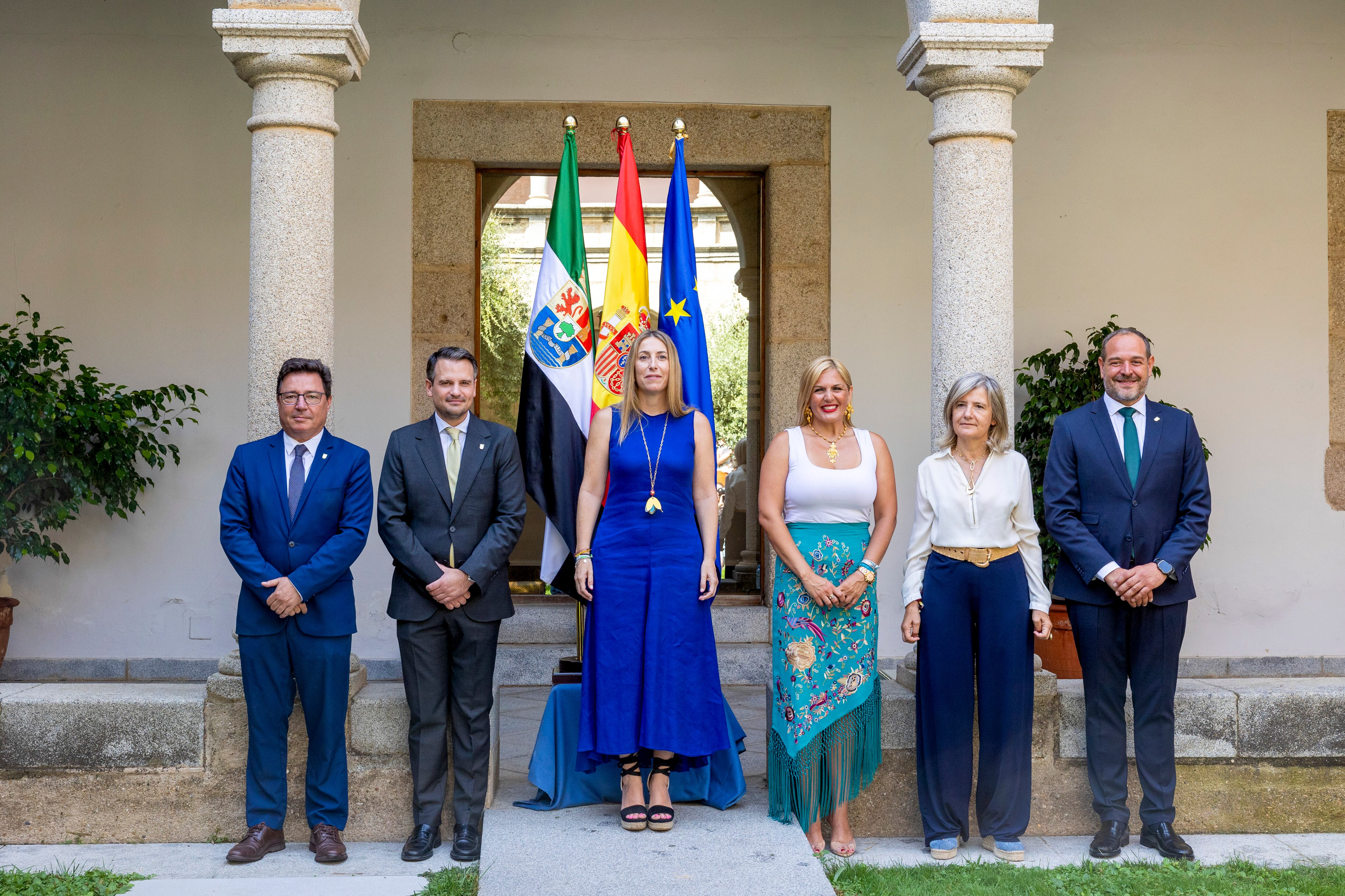 Francisco José Ramírez (i), hasta ahora director general de la Sociedad de Gestión Pública de Extremadura (GPEX), toma posesión este martes en Mérida como nuevo consejero de Gestión Forestal y Mundo Rural en sustitución de Ignacio Higuero. EFE/Jero Morales