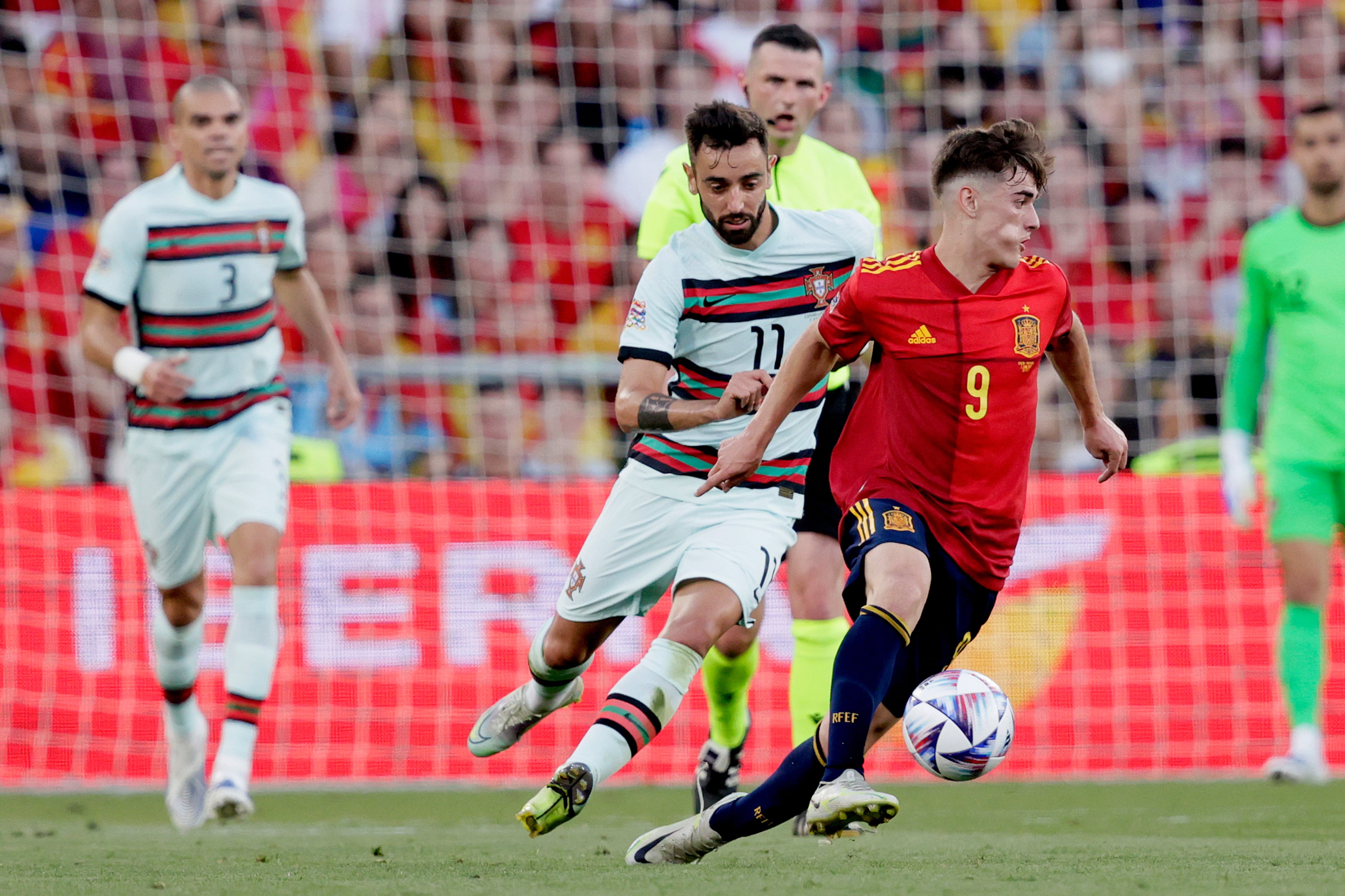 Gavi ante Bruno Fernandes en el España-Portugal