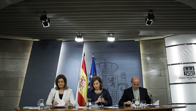 La ministra de Empleo, Fátima Báñez; la vicepresidenta del Gobierno, Soraya Sáenz de Santamaría , y el ministro de Economía, Luis de Guindos (d), durante la rueda de prensa posterior a la reunión del Consejo de Ministros