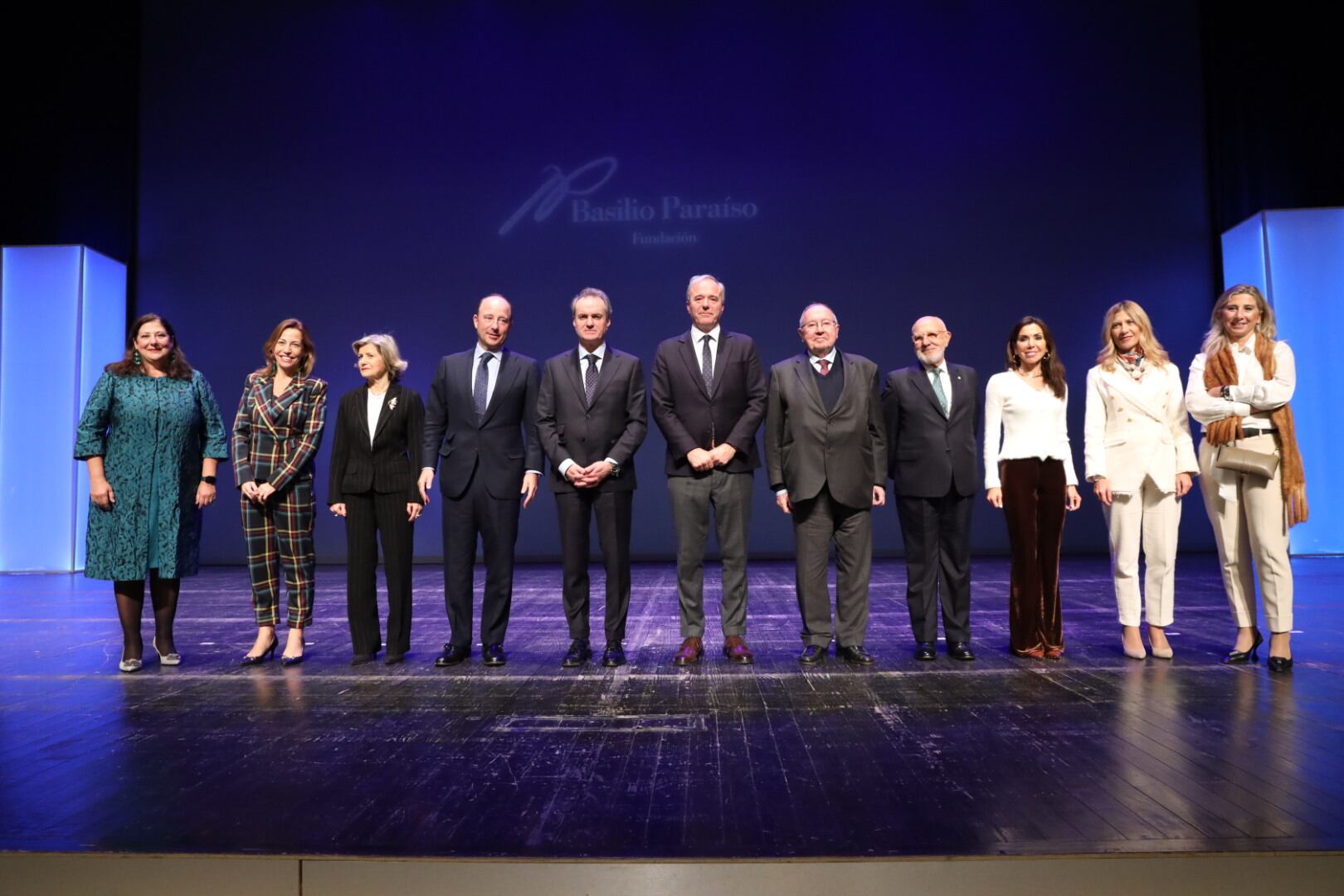 Representantes del Gobierno de Aragón y Ayuntamiento de Zaragoza con los ganadores de la Medalla Basilio Paraíso.