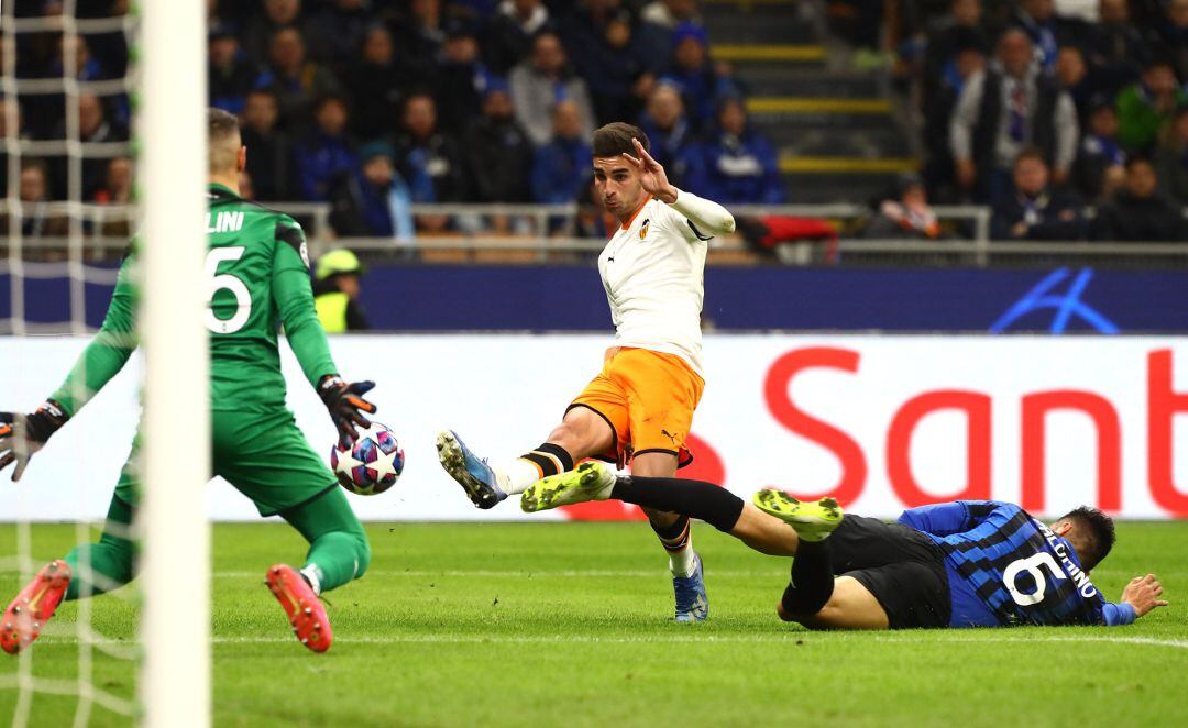 MILAN, ITALY - FEBRUARY 19:  Ferran Torres (C) of Valencia CF strikes the crossbar during the UEFA Champions League round of 16 first leg match between Atalanta and Valencia CF at San Siro Stadium on February 19, 2020 in Milan, Italy.  (Photo by Marco Luzzani, Getty Images)