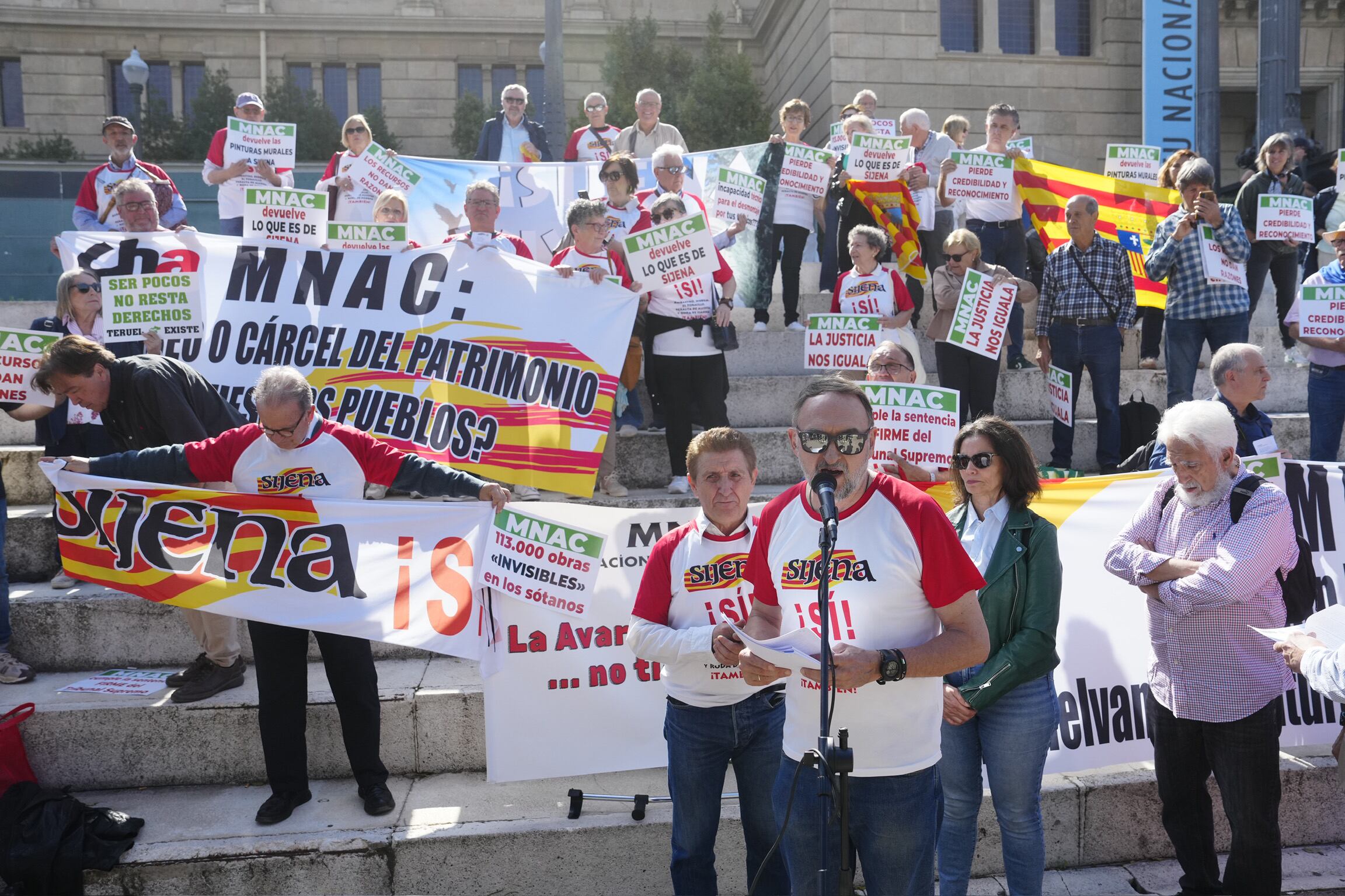 BARCELONA, 27/9/2025.- La plataforma SIJENA Si se ha concentrado frente al MNAC para reclamar el retorno de los murales al monasterio oscense. EFE/Enric Fontcuberta
