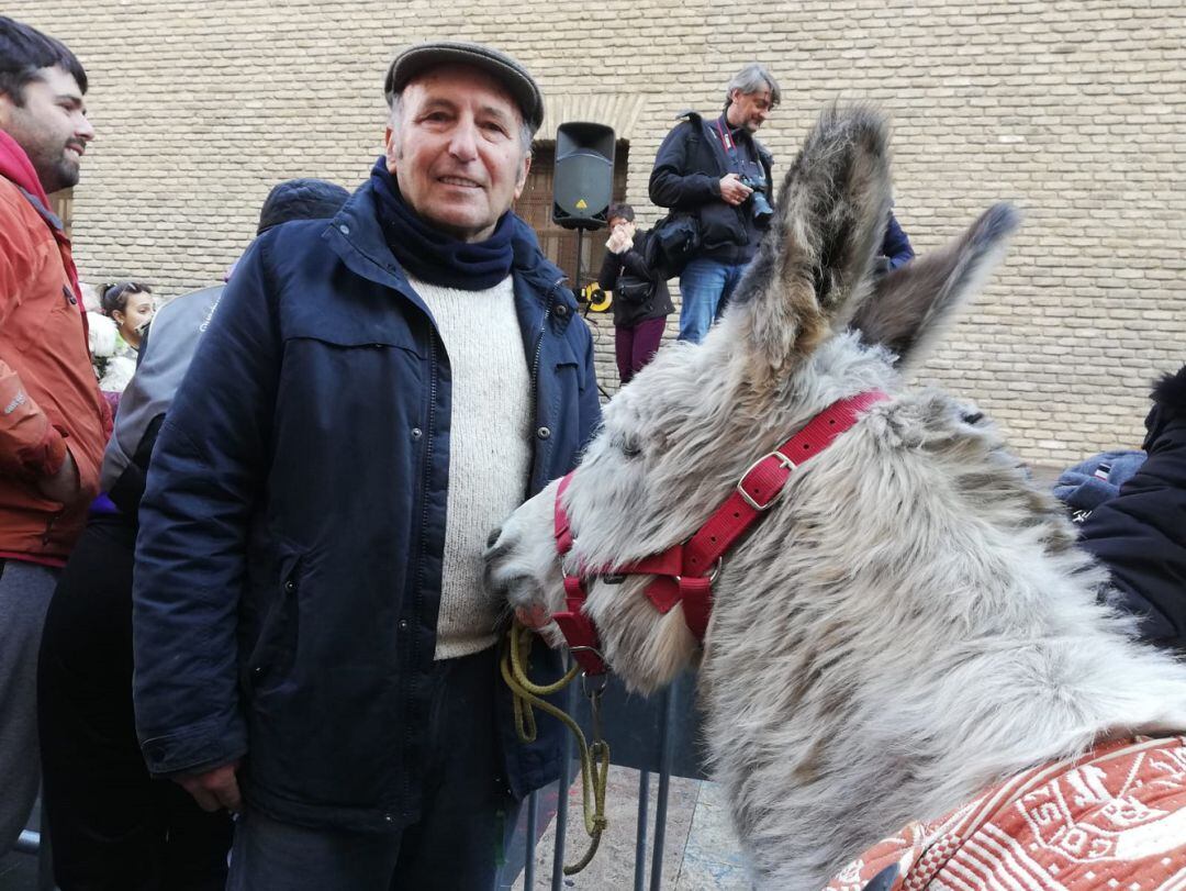 La burrita Chenoa y su dueño, José María, durante la procesión de San Antón a las puertas de la Iglesia San Pablo