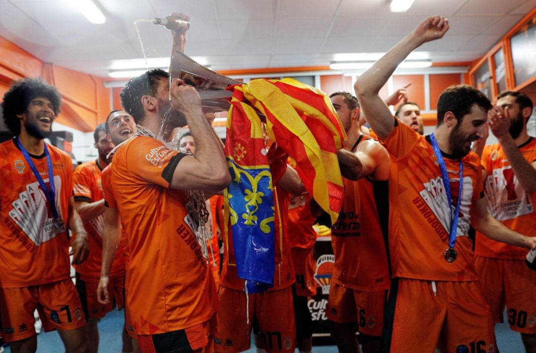 Los jugadores del Valencia Basket celebran la consecución de la Eurocup en el pabellón de la Fuente de San Luis y alzarse por cuarta vez con el segundo torneo continental de clubes. 