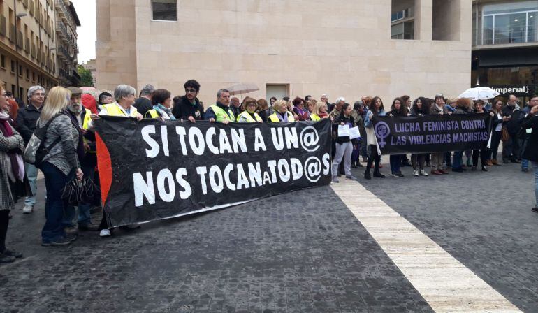 Decenas de personas protestan en la plaza de Belluga por el asesinato machista ocurrido en Murcia