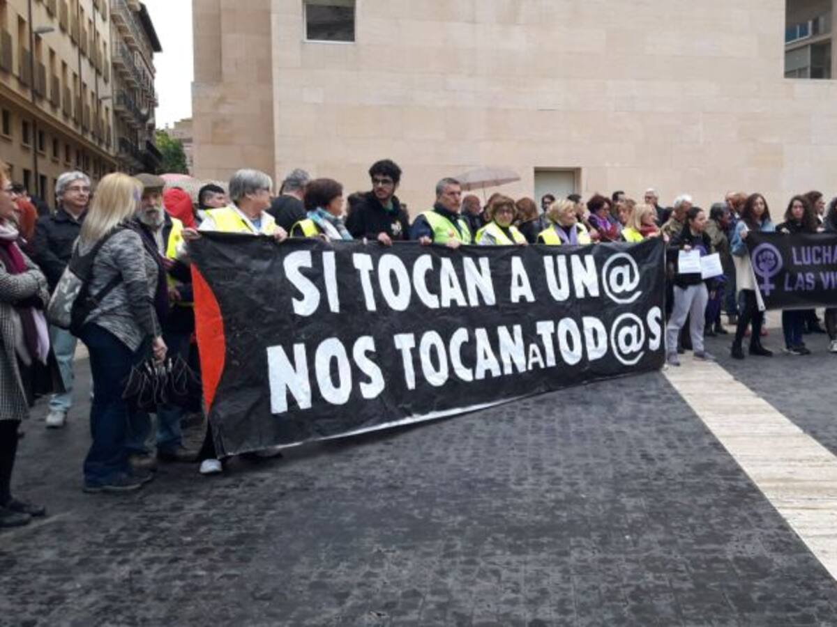 Grito feminista en Belluga contra el asesinato machista de Murcia