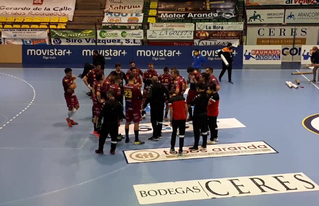 Plantilla y cuerpo técnico durante la charla posterior al encuentro en la misma cancha del Príncipe de Asturias.