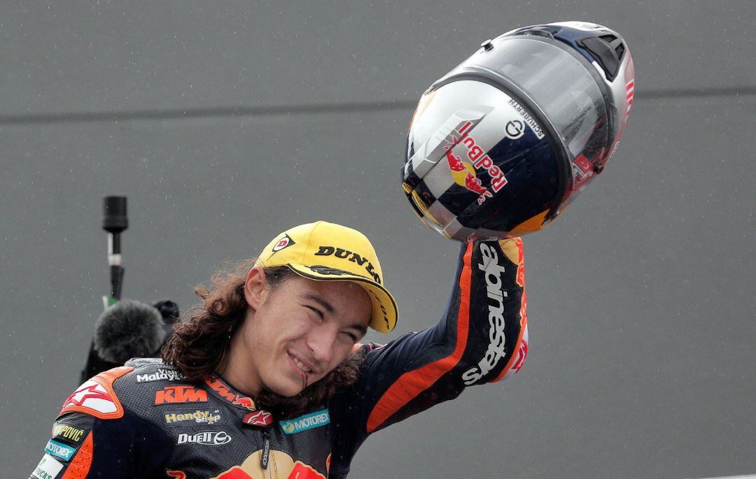 El piloto turco de Moto 3, del equipo Red Bull KTM, Can Oncu, en el podio.