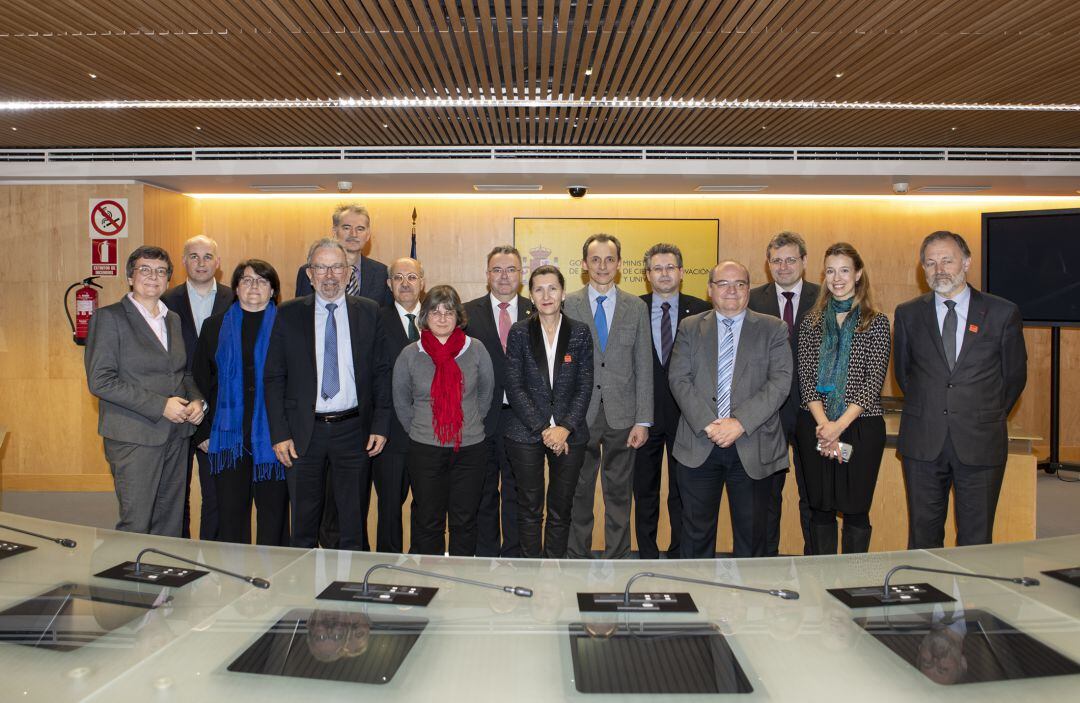 Pedro Duque, ministro de Ciencia, Innovación y Universidades, Guillermo Cisneros, rector de la UPM junto al resto de rectores de Universidades del Consorcio EELISA. 