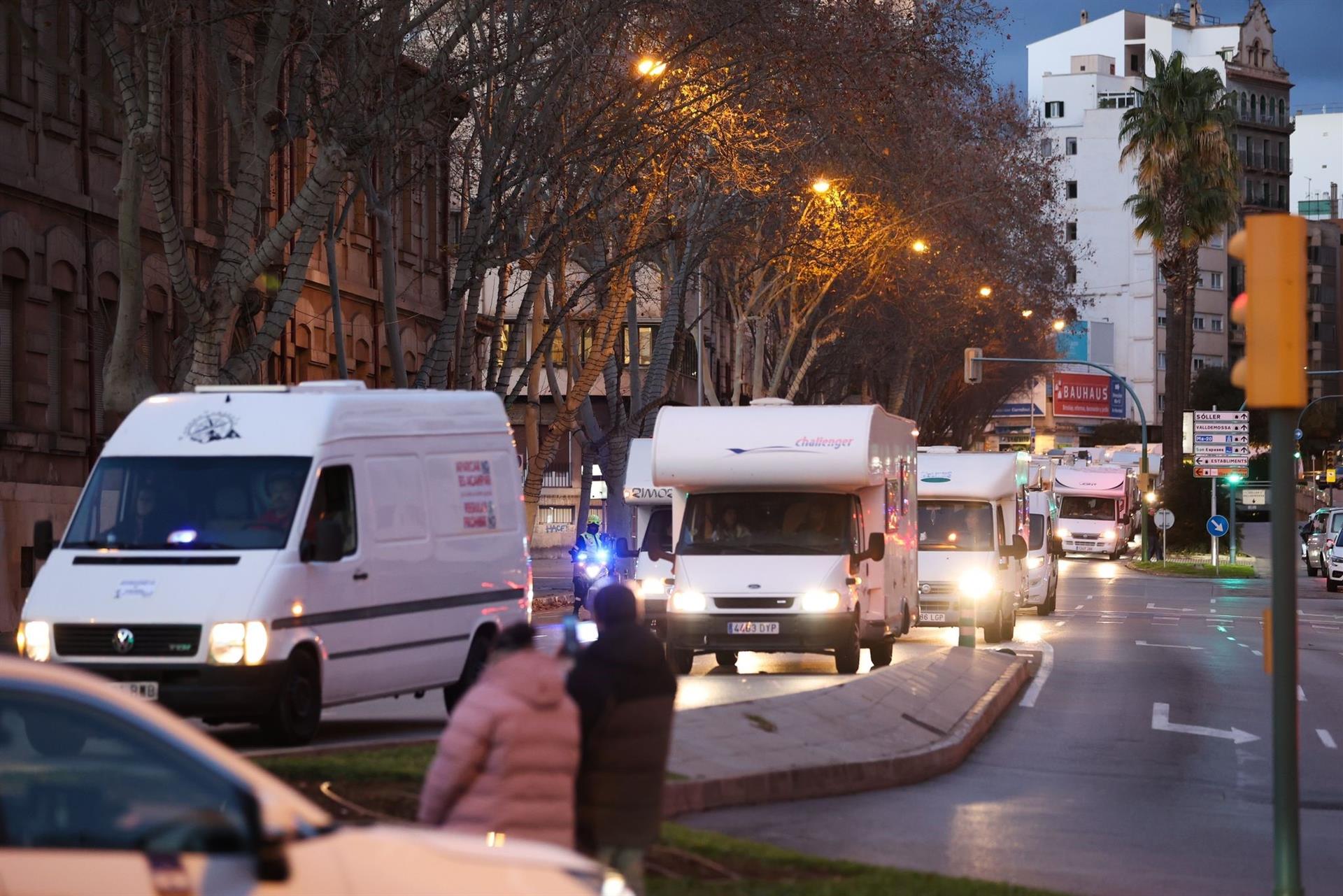 Unas 200 autocaravanas protestan en Palma contra la ordenanza de Cort que limita el uso de estos vehículos como vivienda.