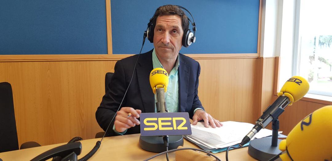 Antonio García, candidato a la presidencia de la CARM por la Coalición Municipalista MC-CCD, en los estudios de Radio Cartagena