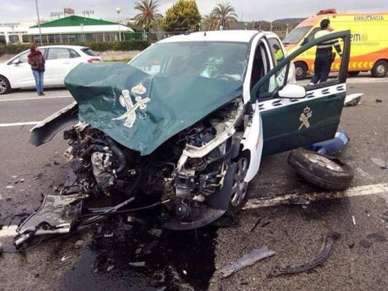 Estat del cotxe de la patrulla després del xoc.