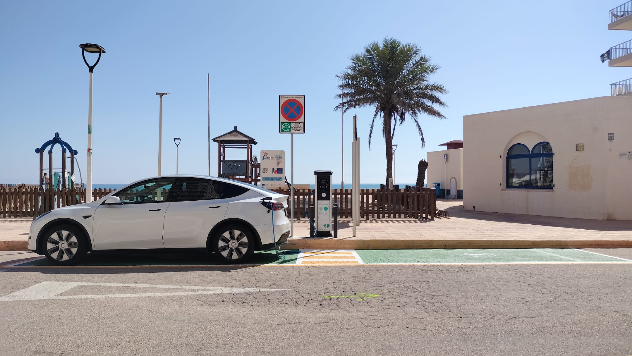 Nueva electrolinera en la playa de Bellreguard.